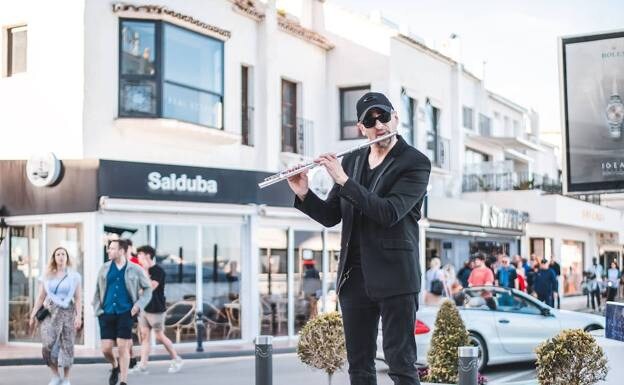 A performance on the streets of Puerto Banús /SUR