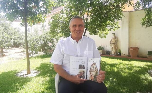 Teacher and historian Salvador Raya with his guide to local history 