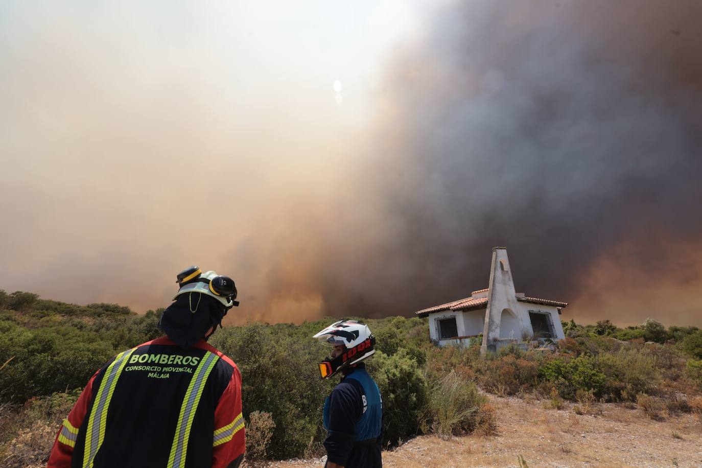 More than 1,300 evacuated and another thousand prepare to leave their homes due to advance of Sierra de Mijas fire