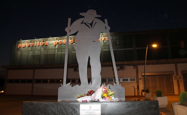 The sculpture of Super Paco with his trademark hat and canes. 