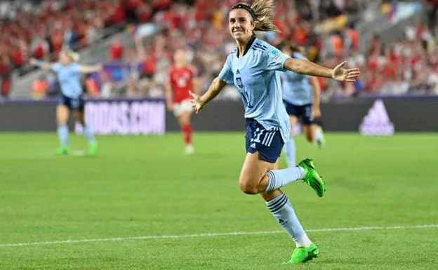 Marta Cardona celebrates after her goal against Denmark. /JUSTIN TALLIS/AFP