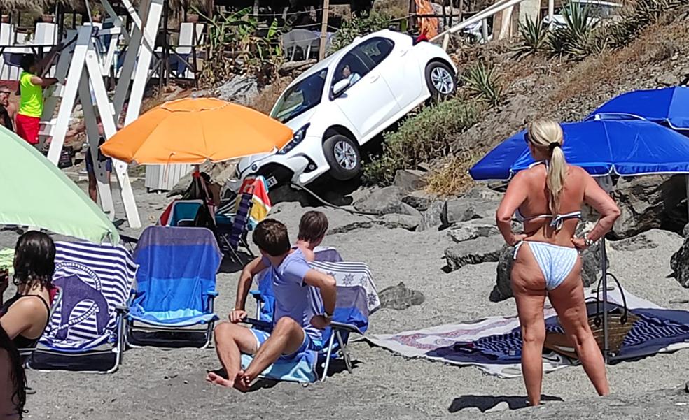 Car driven by British tourist crashes down onto popular Costa beach