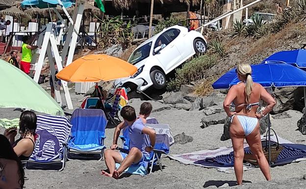 Car driven by British tourist crashes down onto popular Costa beach