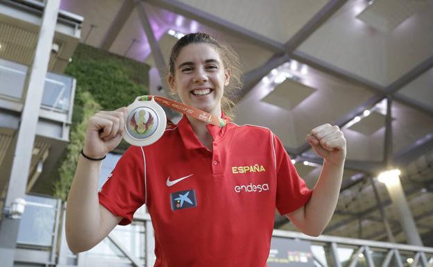 Elated basketball champ Carla Viegas returns to the Costa from the U-17 World Championship with high hopes