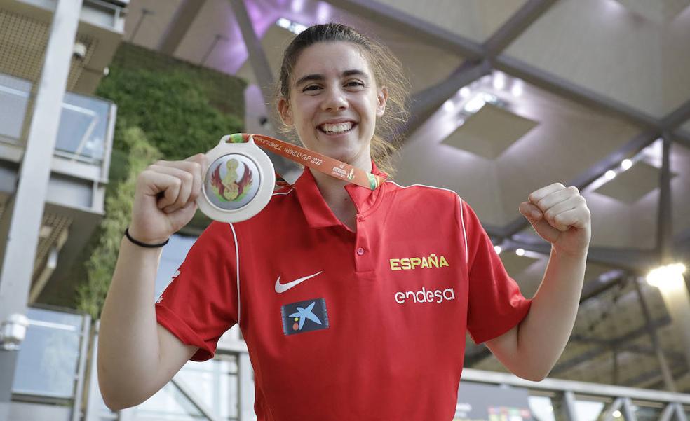 Elated basketball champ Carla Viegas returns to the Costa from the U-17 World Championship with high hopes
