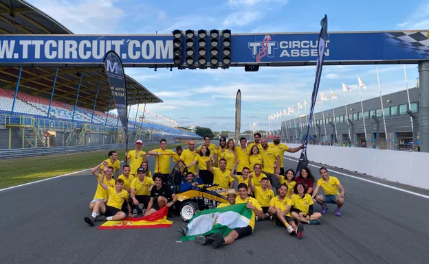 The UMA team competing in Formula Student celebrates on the Assen circuit. 