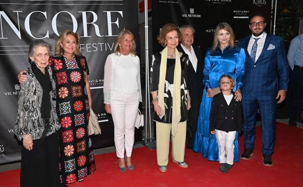 Queen Sofía, who attended the event with her sister Irene, poses with the Mayor of Marbella, the Duke of Seville, Sophie de Borbón-Karoly, Fran de Borbón and her son. 