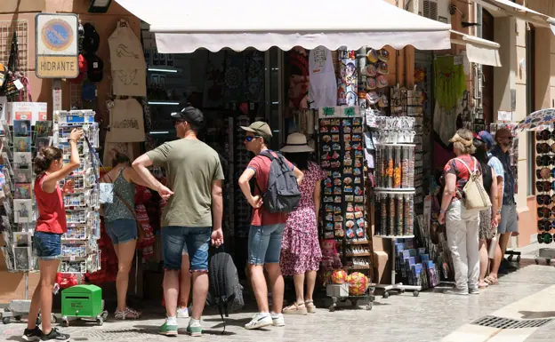 Tourists at a souvenir shop in Malaga. /FRANCIS SILVA