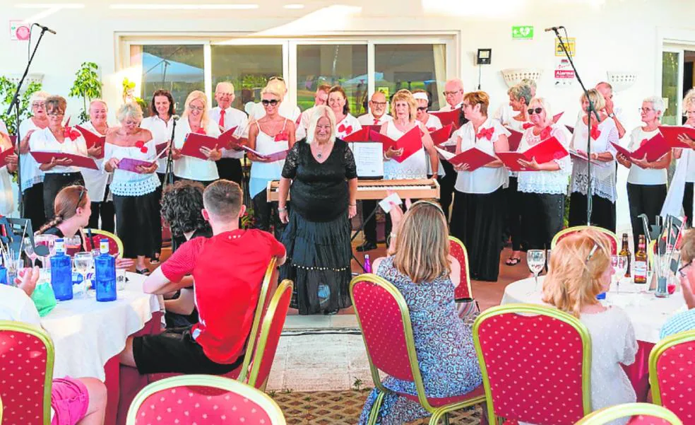 Choir raises its voice for charity at Duquesa Golf fundraiser