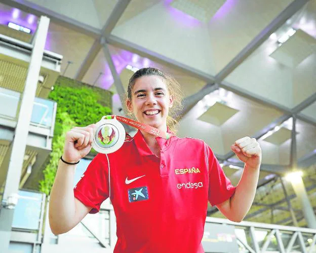 Viegas poses with her medal on arrival at Malaga Airport on Monday evening. / MIGUE FERNÁNDEZ