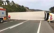 Both lanes of A-357 in Carratraca blocked for five hours after lorry overturns