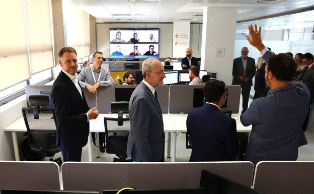Babel's CEO and the Mayor of Malaga lead a visit to Ingenia-Babel's security operations centre in Malaga TechPark. /ÑITO SALAS
