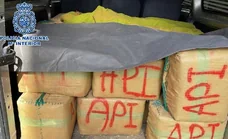 Driver of a passenger van loaded with 27 bales of hashish arrested on the Costa