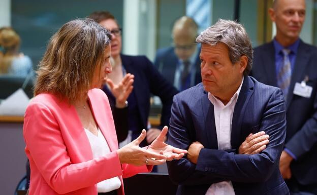 Spanish Minister Teresa Ribera and German Economy Minister Robert Habeck at the extraordinary meeting of the Energy Council in Brussels on Tuesday, 26 July. /EFE