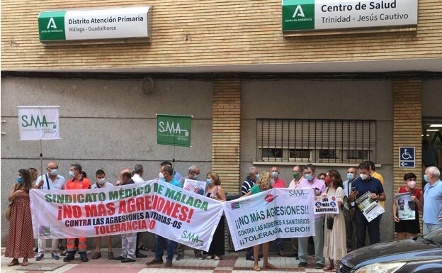 The demonstration on Monday at the Jesús Cautivo Health Centre in Malaga. /DONOSO