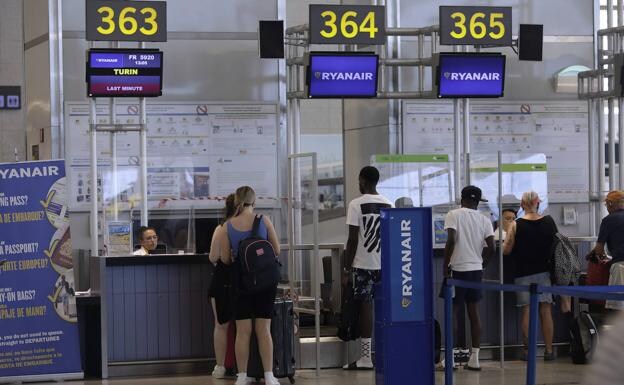 Ryanair check-in desks at Malaga Airport. /MIGUE FERNÁNDEZ