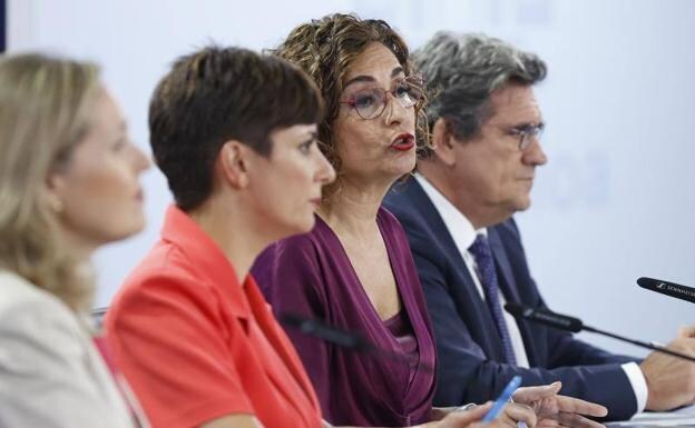 The Minister of Finance, María Jesús Montero, with Calviño, Rodríguez and Escrivá, after the Cabinet meeting. /EFE