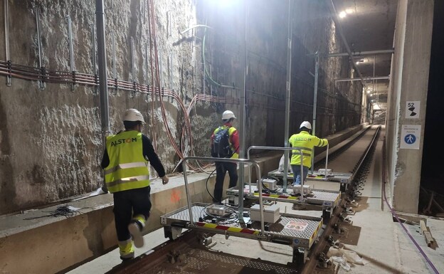 Alstom technicians, during the installation of the railway safety systems in the tunnel under avenida Andalucía. 