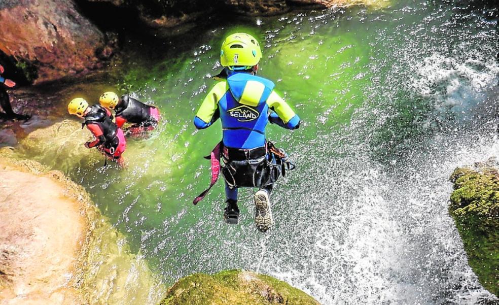 Many people are keen to go rafting or canyoning./SUR