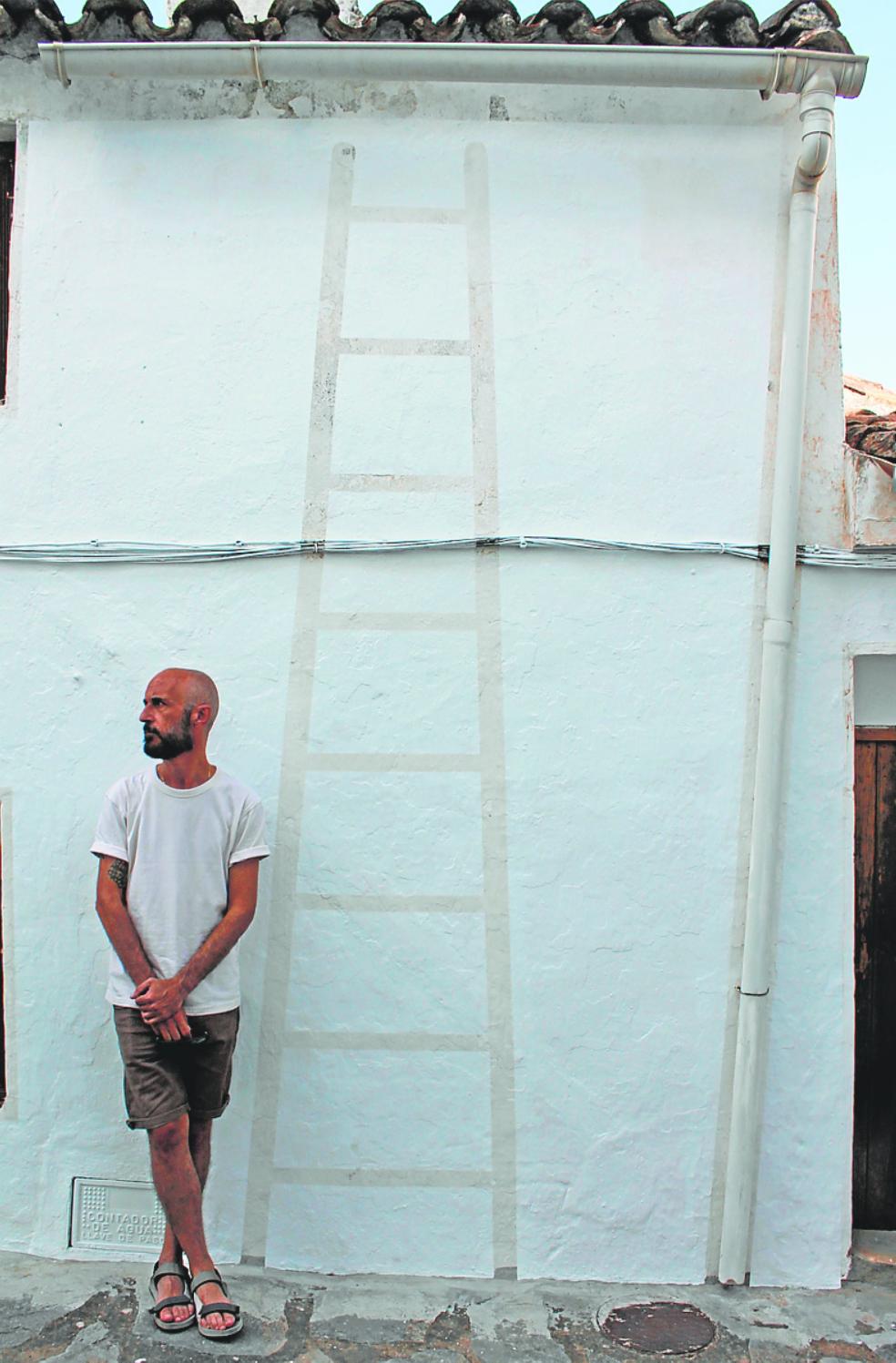 Against the wall. Antonio Blázquez has been creating art in the streets of Genalguacil. /SUR