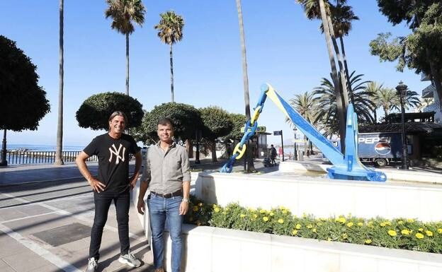 The artist Curro Leyton and councillor Diego López in front of the anchor /sur