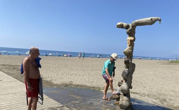 Opposition calls on Torrox mayor to pull plug on beach showers
