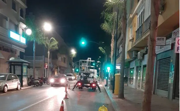 Workers on the night shift clean the calima from traffic signals 