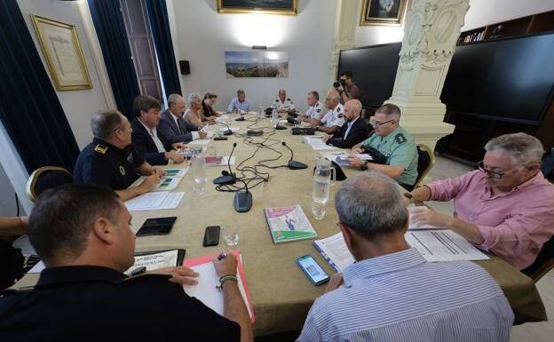 A meeting to finalise details of security measures at the Fair, at Malaga City Hall on Monday. /salvador salas