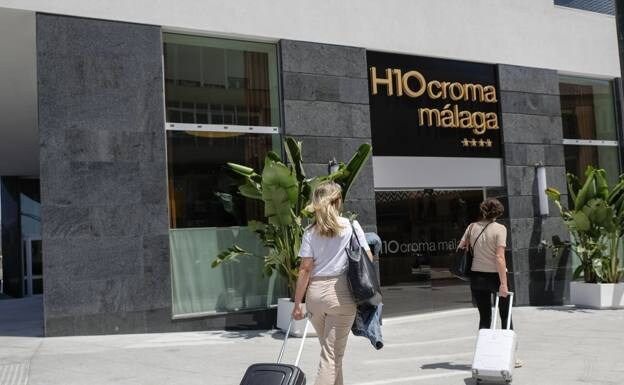 Tourists about to enter Malaga city's new hotel. /francis silva