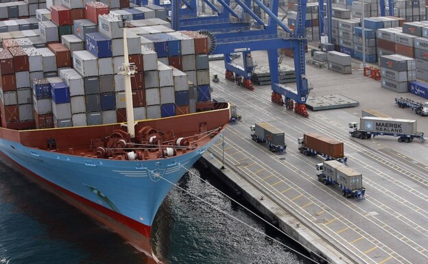 A container ship at the Port of Algeciras. /SUR