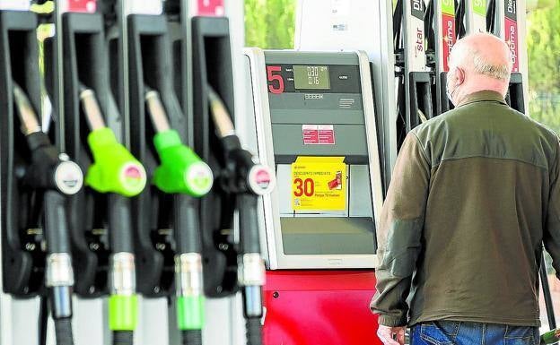 The oil price has dropped but it's not making much difference to the cost of fuel in Spain