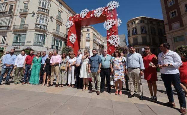 Family photo of PP members in Malaga's Calle Larios on Wednesday. /salvador salas