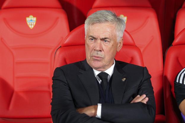 Carlo Ancelotti on the bench during the game against Almeria. / EP
