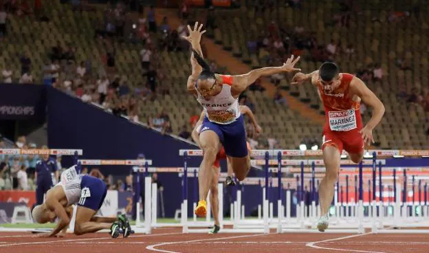 Asier Martínez won gold in the 110m hurdles event by one thousandth of a second./ EFE
