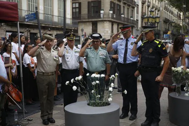 Representatives of the police and security forces pay homage. / EP