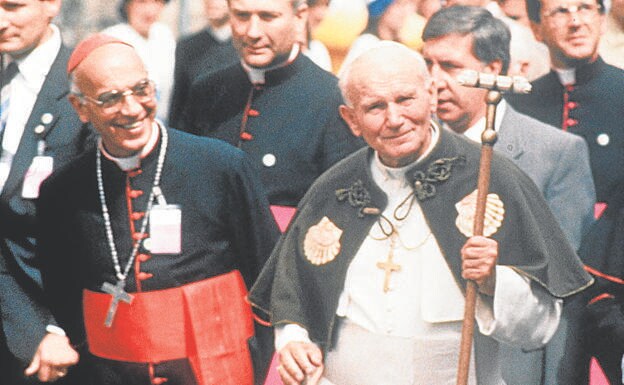 John Paul II in Santiago de Compostela with Cardinal Ángel Suqía. /EFE