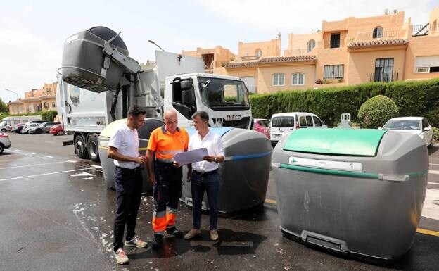 Councillor Diego López with cleaning operatives. /sur