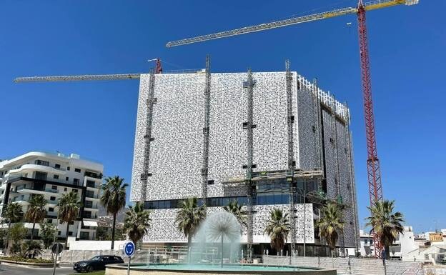 Work to the new town hall building is expected to be finished by the end of this year /sur