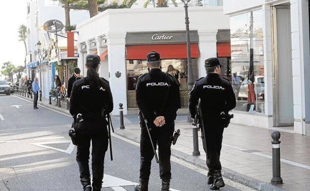 National Police officers in Puerto Banús where the thefts took place 