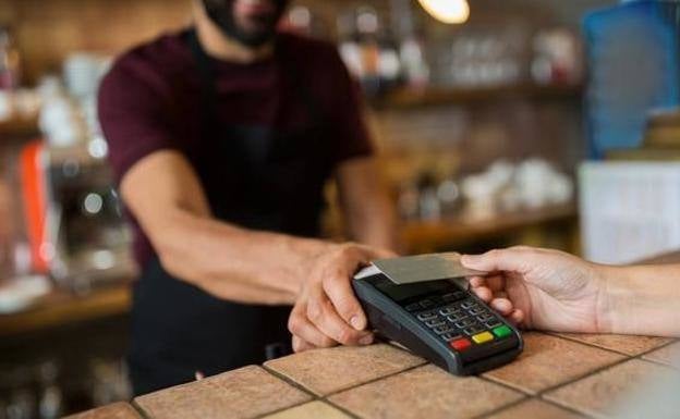 Warning from the Bank of Spain: pay attention when using a credit or debit card for purchases
