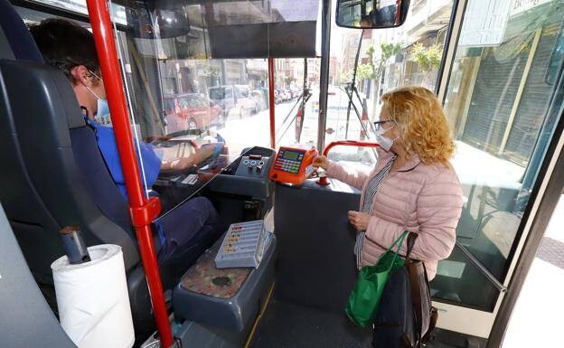 Masks remain compulsory on public transport. /avelino gómez