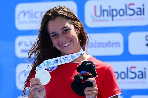 María de Valdés holds her silver medal. 