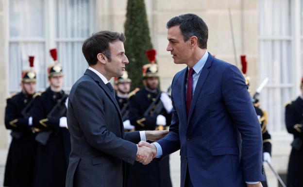Prime minister Pedro Sánchez and French president Emmanuel Macron earlier this year./ REUTERS