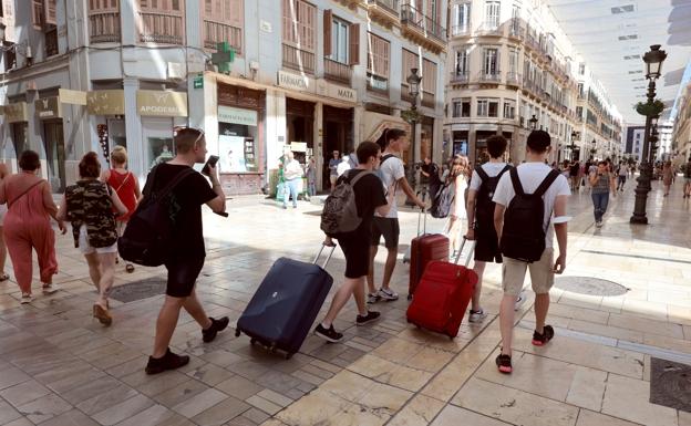 Tourists in Malaga city centre. /SUR