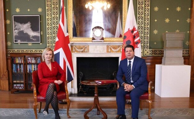 Fabian Picardo and UK Foreign Secretary Liz Truss at a meeting in London to discuss the negotiations. 