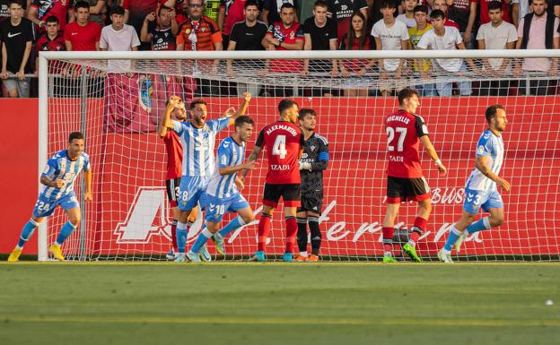 Malaga players celebrate Javi Jiménez's opening goal against Mirandés. /AGENCIA LOF