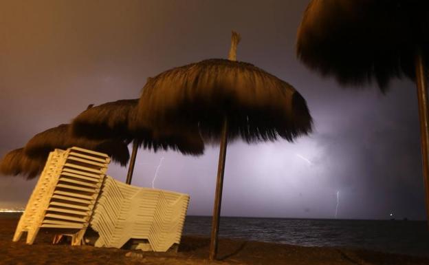 An unexpected thunderstorm surprises Malaga and leaves rain in the province