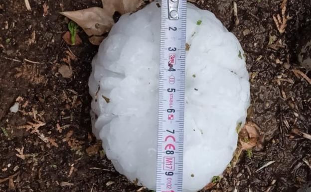 A hailstone that fell in the Catalonia region on Tuesday./TWITTER METEOCAT