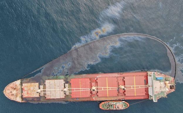Gibraltar and Spanish authorities are dealing with a leak of heavy fuel oil from beached bulk carrier