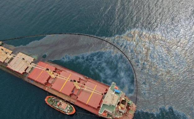 Gibraltar and Spanish authorities are dealing with a leak of heavy fuel oil from beached bulk carrier